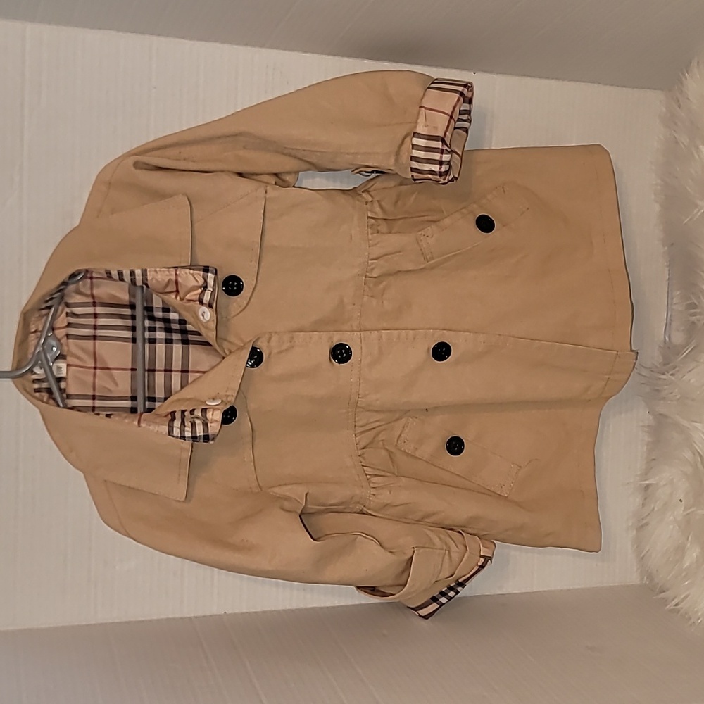 🥰 Preloved super cute light weight biege coat with pockets.